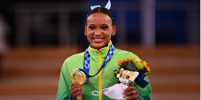 Rebeca Andrade, ginasta brasileira, foi medalhista de ouro em Tóquio-2021. (Foto/Loic Venance /AFP)