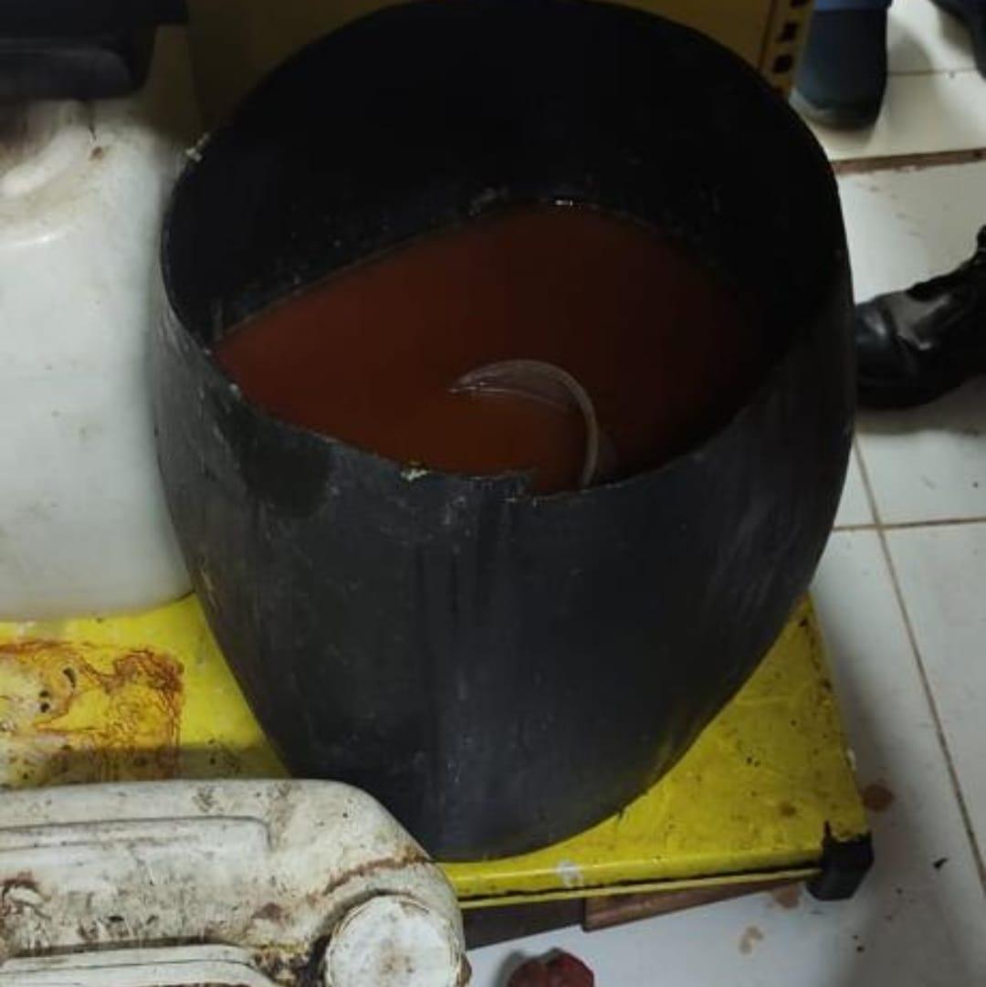 Vasilha com molho pronto para a preparação de churrasco foi encontrado em açougue pela PC e VISA (Foto/Divulgação)