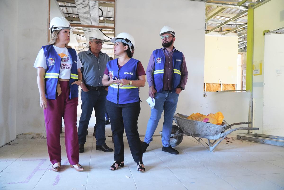 Prefeita Elisa Araújo esteve ontem na obra de reforma da UPA do Mirante, que está com 60% do serviço concluído, e reafirmou a previsão de entrega da unidade ainda este ano (Foto/Divulgação)