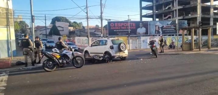 Motociclista ficou gravemente ferido em uma colisão com um carro, na avenida Leopoldino de Oliveira com a rua Conde Prados (Foto/Divulgação)