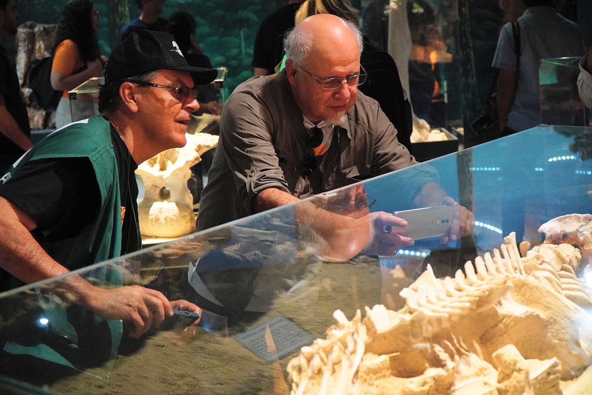 Luiz Carlos Borges Ribeiro apresenta os fósseis encontrados em Peirópolis ao avaliador da Unesco (Foto/Divulgação PMU)
