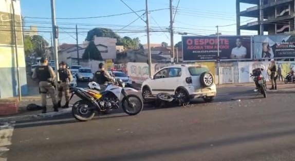 A condutora do carro tentava contornar na avenida Leopoldino de Oliveira, na confluência com Conde de Prados, onde é proibida tal manobra (Foto/Divulgação)