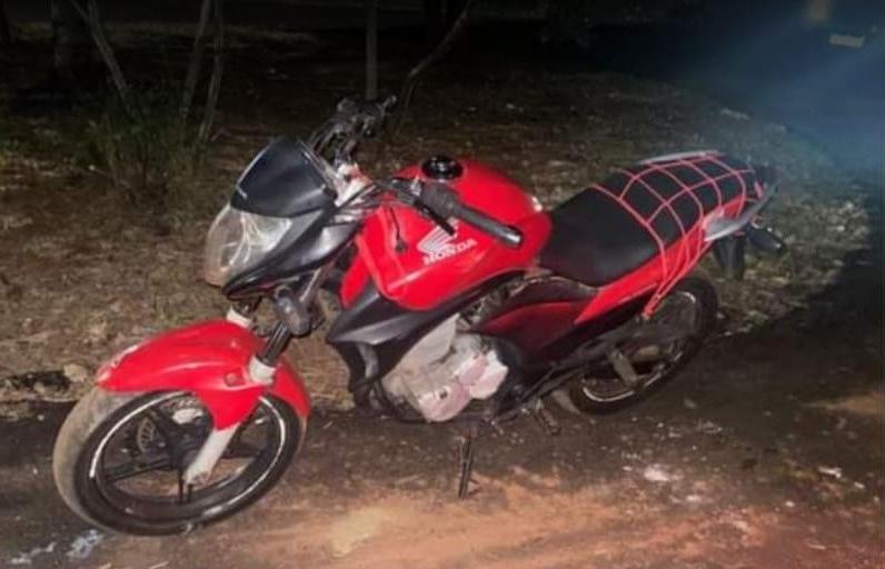 A moto usada no assalto foi abandonada durante fuga de um dos suspeitos, os quais continuam em liberdade (Foto/Divulgação)