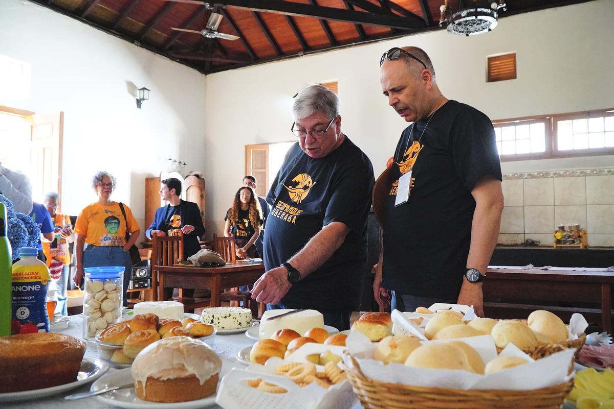 Secretário de Desenvolvimento Econômico, Rui Ramos, mostra a diversidade da gastronomia local, que também se identifica com o Geoparque  