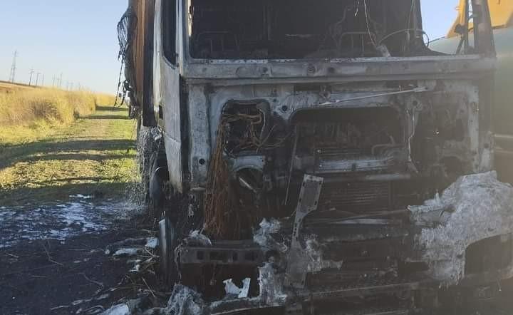O fogo destruiu totalmente a cabine da carreta, que transportava cavacos de madeira, na rodovia BR-050 (Foto/Divulgação)