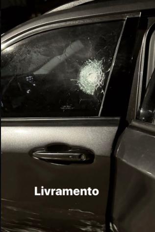 Carro do artista após atentado (Foto/Reprodução/ Instagram)