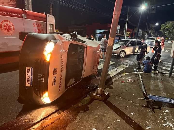 Três pessoas ficaram feridas em um acidente envolvendo uma ambulância Fiat Strada e Fiat Siena, rua São Benedito com rua Conceição das Alagoas (Foto/Divulgação)