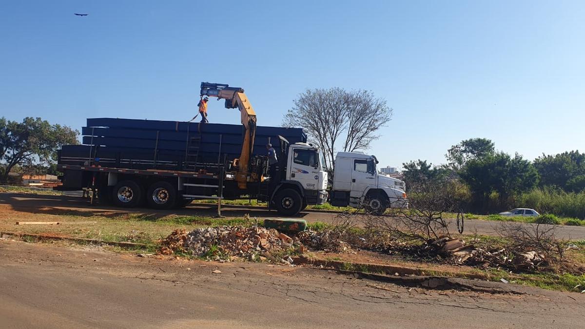 Estrutura da passarela chegou ontem e deve começar a ser instalada nos próximos dias na BR-262, entre os bairros Gameleiras 3 e Vila Esperança (Foto/JC Duran)