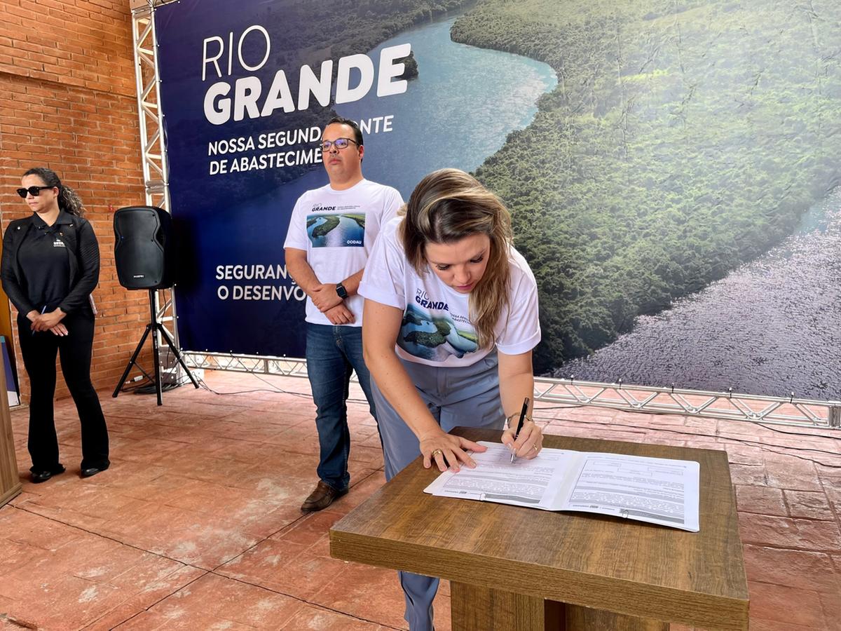 Prefeita Elisa Araújo e o presidente da Codau, José Waldir de Sousa Filho, durante a assinatura da Ordem de Serviço para empresa que vai elaborar o Projeto Executivo de captação no rio Grande  (Foto/Divulgação)