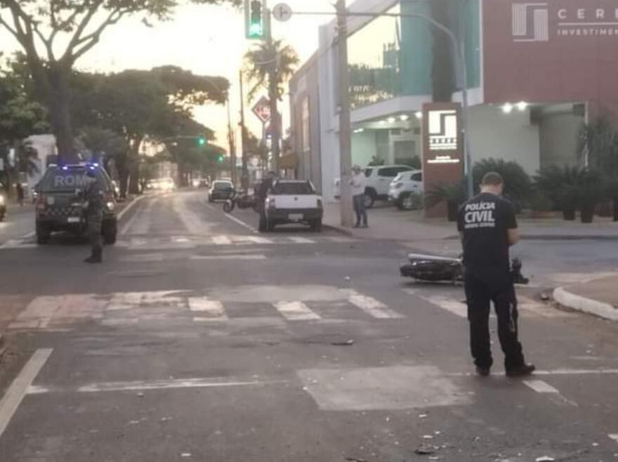 Motociclista fica gravemente ferido após colidir na traseira de uma picape Fiat Strada, na avenida Edilson Lamartine Mendes (Foto/Divulgação)