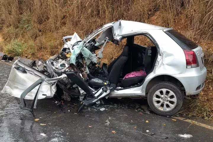 Carro ficou destruído com impacto da batida (Foto/PMRv/Divulgação)