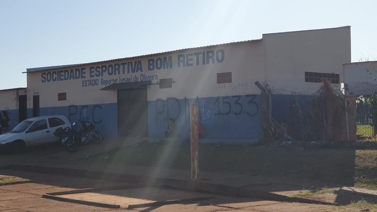 Pichação no campo do Bom Retiro (Foto/JC Duran)