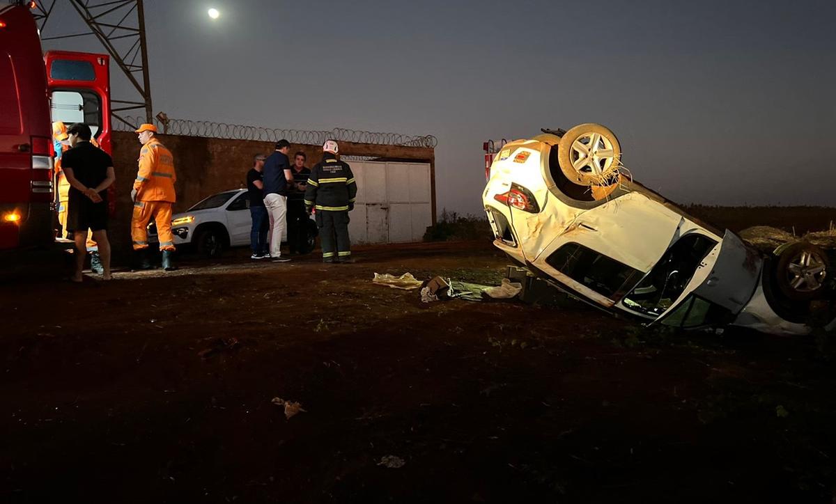 O carro foi parar fora da pista, ficou com as rodas para cima e o condutor se queixava de algumas dores, sendo levado para atendimento médico-hospitalar (Foto/Divulgação)