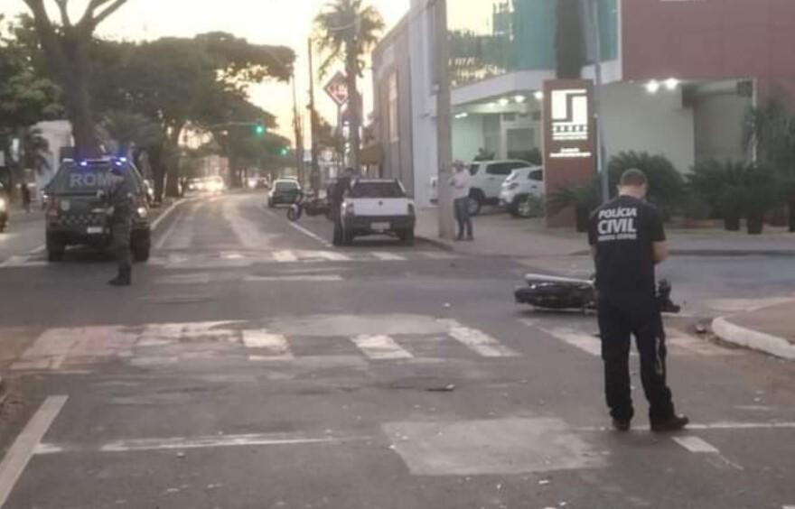 O carro estava parado, à espera da abertura do semáforo, quando foi atingido pela motocicleta, que seguia no mesmo sentido, ABCZ-Aeroporto (Foto/Divulgação)