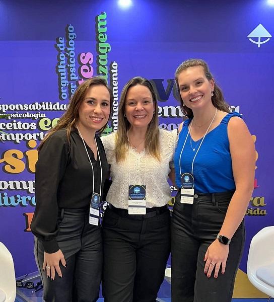 Professora Carolina Campos, junto das alunas e bolsistas da iniciação científica, Júlia Ribeiro Semei e Elisa Gotardelo (Foto/Divulgação)