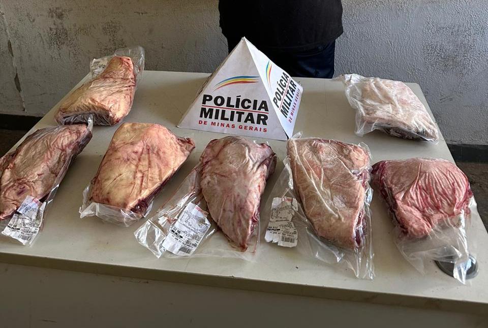 Policiais militares da 191ª Companhia do 67º BPM prenderam autor de furto e receptador de peças de picanha furtadas em supermercado na Ramid Mauad (Foto/Divulgação)