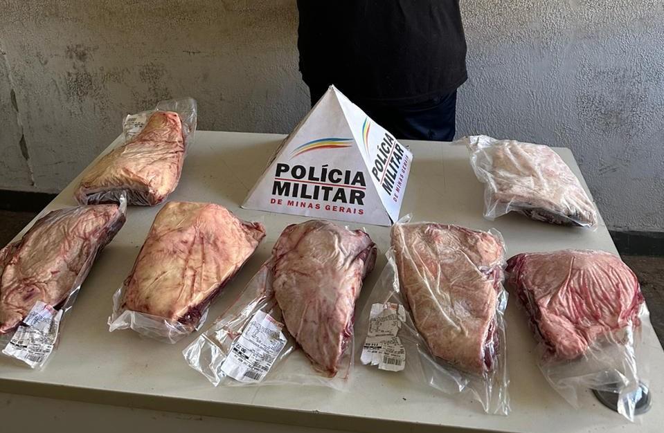 Os suspeitos e as peças de picanha recuperadas foram levados para a Delegacia de Polícia (Foto/Divulgação)