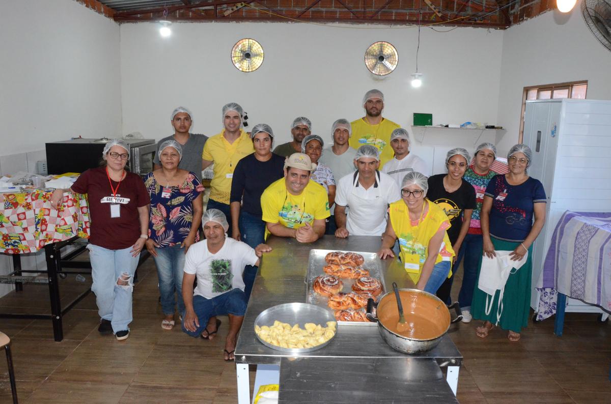 Equipe do IFTM em oficina de alimentos realizada durante a missão Guaicurus, do Projeto Rondon (Foto/Thiago Taham)