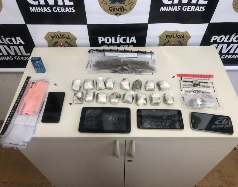 Drogas e celulares foram apreendidos com os suspeitos, sendo um deles preso por força de mandado e outro, em flagrante (Foto/Divulgação)