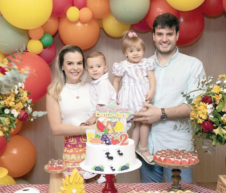 Paula Prata e Augusto Bucar armaram o picnic para os 2 aninhos dos gêmeos Bento e Maria (Foto/Divulgação)