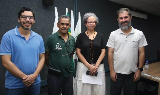 Reitora da UFTM, professora Marinalva Vieira Barbosa, e o pró-reitor de Planejamento, professor Luiz Fernando Rodrigues, com a direção da Cooperu (Foto/Divulgação)