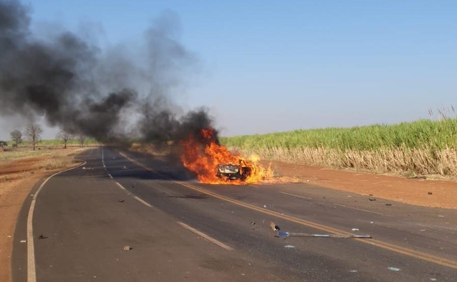 Imediatamente à colisão, o carro onde estava Odilon Wagner se incendiou, impedindo qualquer tipo de socorro da vítima (Foto/Divulgação)