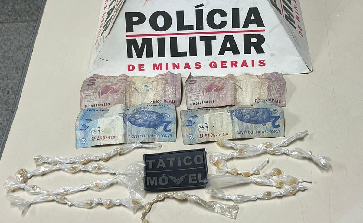 Pedras de crack encontradas com o suspeito escondidas em suas vestes e em sacola dispensada por ele no bairro Serra do Sol (Foto/Divulgação)