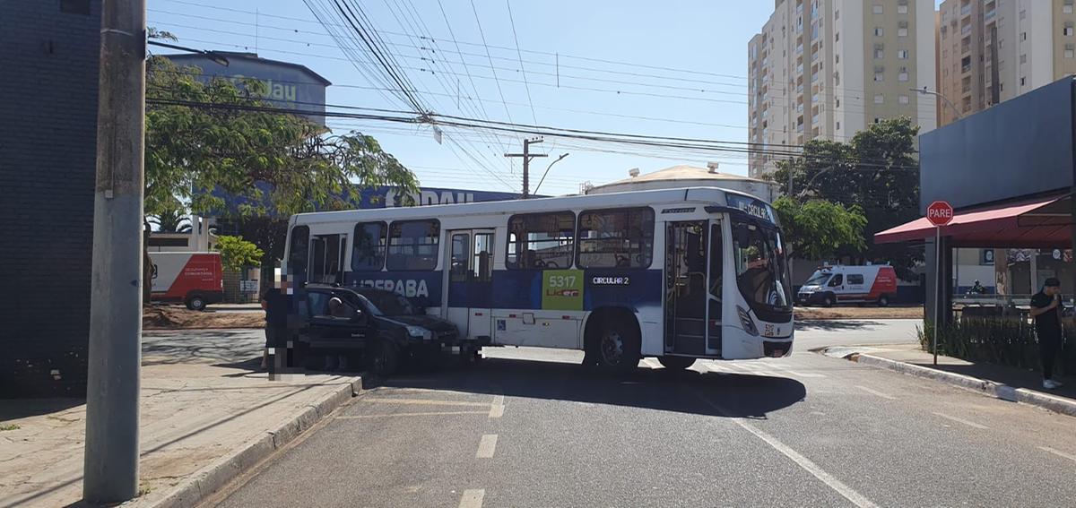 Colisão entre ônibus e carro no Universitário (Foto/Leitor JM)