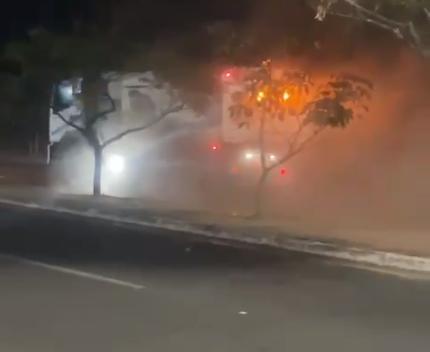 Poeira causada pela passagem do caminhão de varrição noturna da Codau (Foto/Leitor JM)