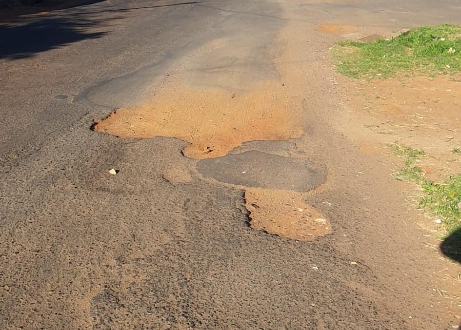 Buraco na rua Ataliba Guaritá, no Jardim Califórnia, flagrado pela reportagem do JM nesta segunda-feira (7) (Foto/JC Duran)