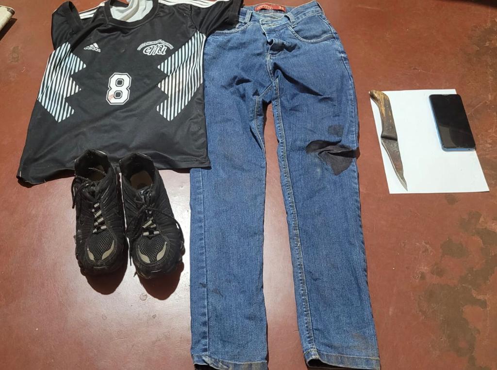 As roupas do suspeito sujas de sangue, a faca usada no crime e o celular roubado foram apreendidos pela polícia (Foto/Divulgação)