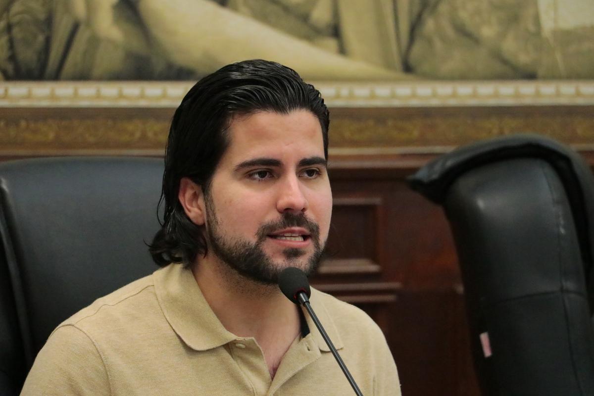 Deputado Zé Laviola esteve ontem na Câmara Municipal, quando abordou a tramitação do projeto que oficializa a doação da área ao município  (Foto/Rodrigo Garcia/CMU)