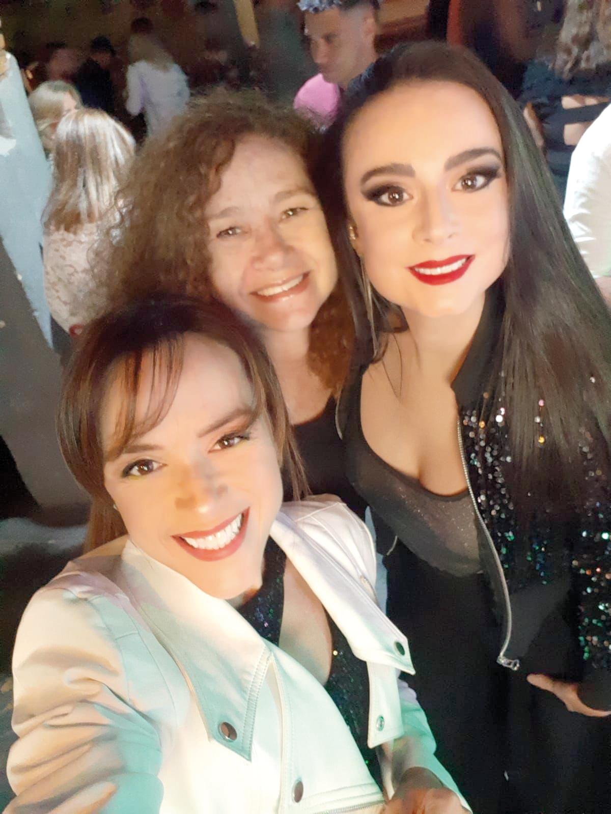 A aniversariante recebeu o carinho das amigas Fabiana Oliveira e da querida Rose Dutra (Foto/Reprodução)