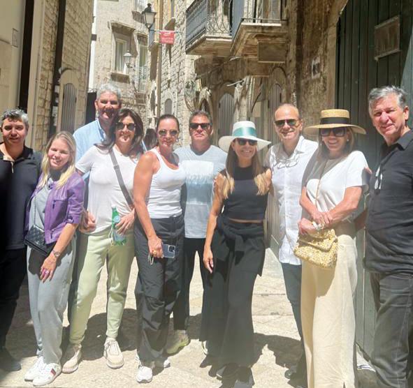 Sebastião Alves, Fernanda Magalhães, Joaquim Prata, Cris Musa, Daniela e Afonso Detoni, Monica Hial, Daniel Abreu, Josephina de Paiva Abreu e Tácito, turistando na Itália (Foto/Reprodução)