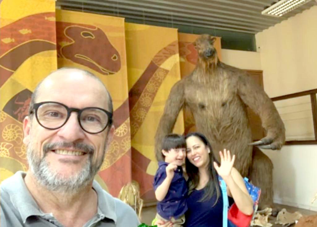 Família Fortunato Amorim curtiu o fim de semana em Peirópolis. Napoleão, Arthur e Patrícia se divertiram a valer com as réplicas de dinossauros e as delícias de Peirópolis (Foto/Reprodução)