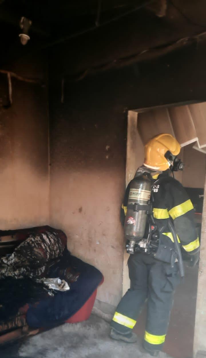 Incêndio no bairro Ilha Bela (Foto/Divulgação/Corpo de Bombeiros)