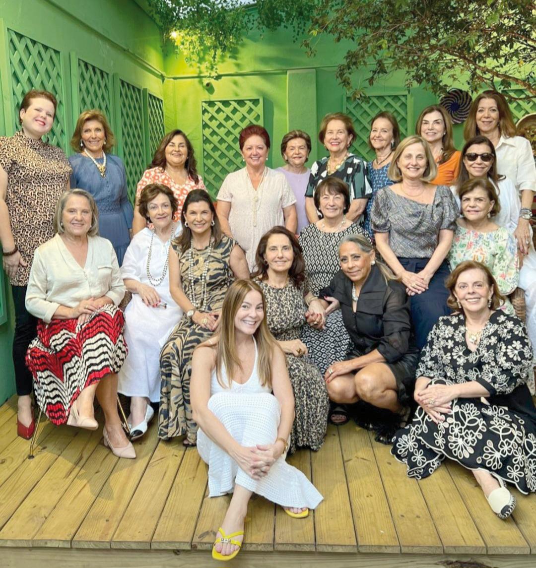 Nota máxima para as amigas do Grupo Ricamo, que bordam e rezam juntas, mas também festejam unidas, como no niver de Alcione Rodrigues, em badalado espaço de moda da cidade (Foto/Reprodução)