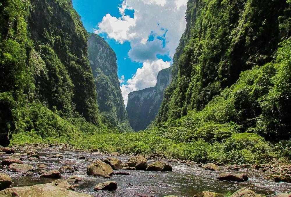 Os cânions de Praia Grande em Santa Catarina são uma das mais belas atrações naturais do Brasil. (Foto/Divulgação)