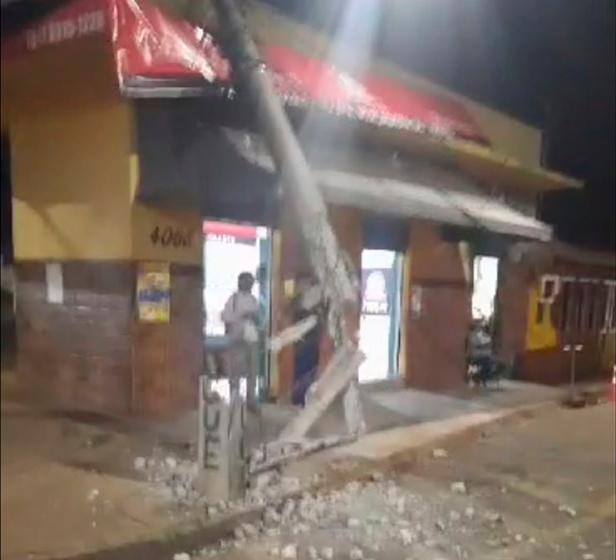Ao dar marcha à ré, o motorista do caminhão atingiu o poste, que se quebrou e caiu sobre a casa de carnes, causando danos ao imóvel (Foto/Divulgação)
