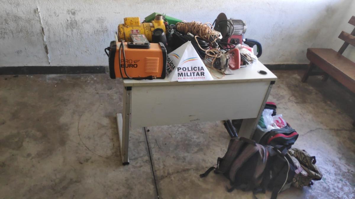 Objetos encontrados em comércio de reciclagem que seria ponto de venda de produtos furtados, cujo dono do estabelecimento também foi preso (Foto/Divulgação)