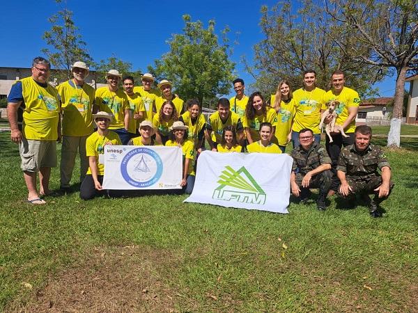 Equipe composta por duas docentes e oito alunos de graduação dos cursos de Biomedicina, História, Terapia Ocupacional, Psicologia, Engenharia Ambiental e Engenharia Mecânica da UFTM (Foto/Divulgação)