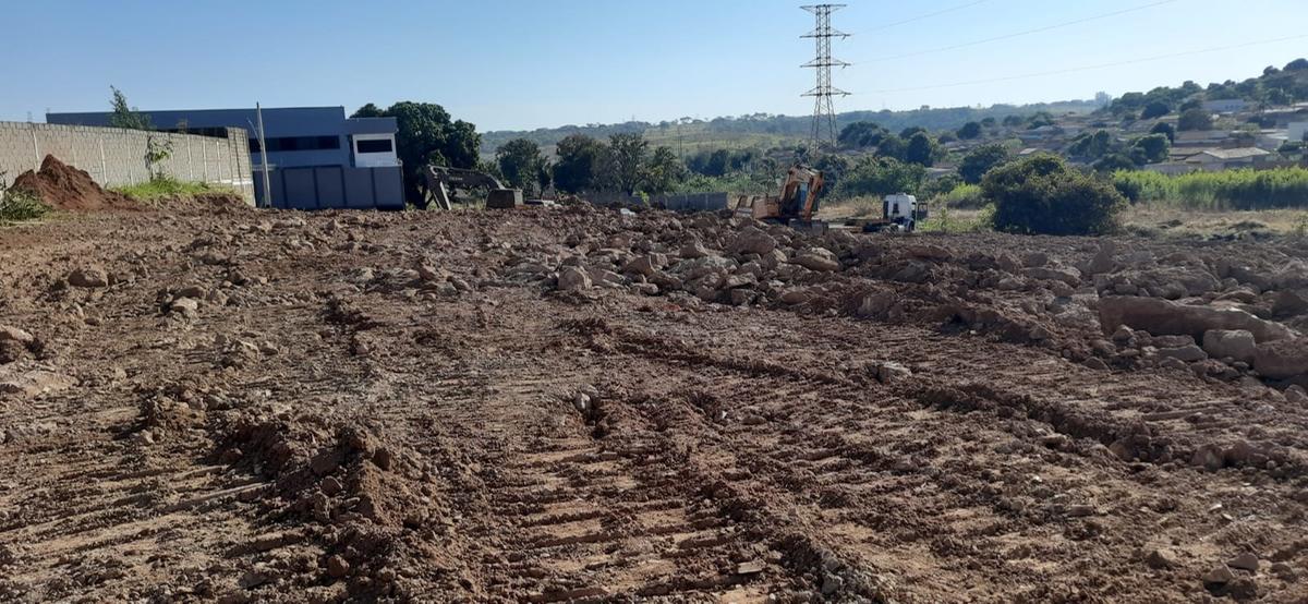 Área localizada no Distrito Industrial 1 está recebendo terraplanagem para a instalação da fábrica de casas pré-moldadas da Cohagra (Foto/Divulgação)