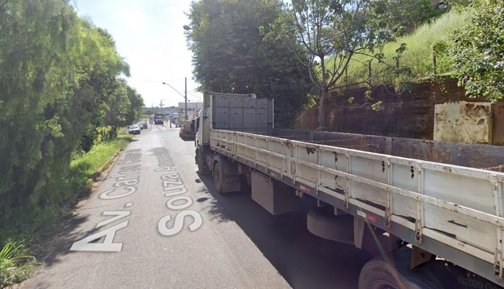 O motorista da carreta esperava para carregar o veículo, quando sofreu o mal súbito e caiu ao solo (Foto/Reprodução Google Street View)