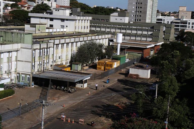 Homem de 29 anos foi esfaqueado no pescoço e levado para o pronto-socorro do Hospital de Clínicas da UFTM em estado grave e com risco de morte (Foto/Divulgação)