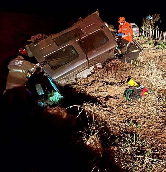 Motorista de 61 anos ficou gravemente ferido após perder o controle direcional do caminhão que dirigia, sair da pista e ficar preso às ferragens dentro da cabine do veículo, na ligação 798, quilômetro 33 (Foto/Divulgação)