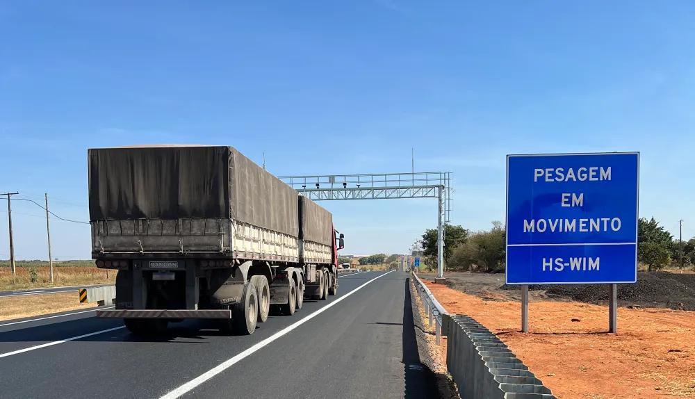 Balança de pesagem em movimento na BR-365 em Uberlândia (Foto/Ecovias do Cerrado/Divulgação)