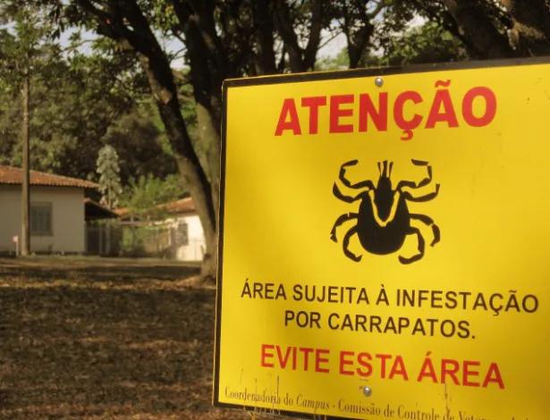 Exemplo de placa de alerta sobre presença de carrapatos (Foto/Ilustrativa/Jornal da USP)