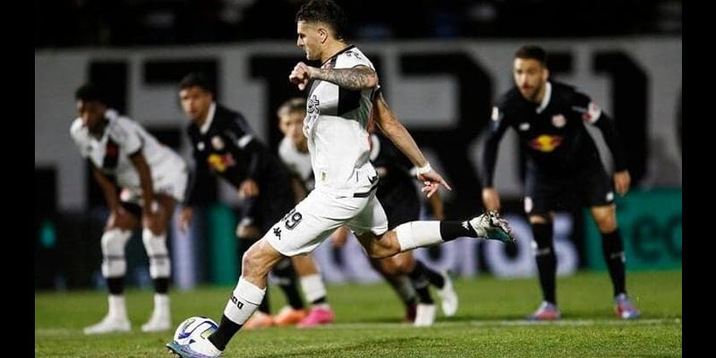 Vegetti cobrou com categoria o gol do Vasco contra o Red Bull Bragantino (Foto/Daniel Ramalho/Vasco)