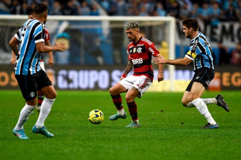Wesley leva o terceiro amarelo e desfalca o Flamengo no jogo da volta  contra o Grêmio, Flamengo