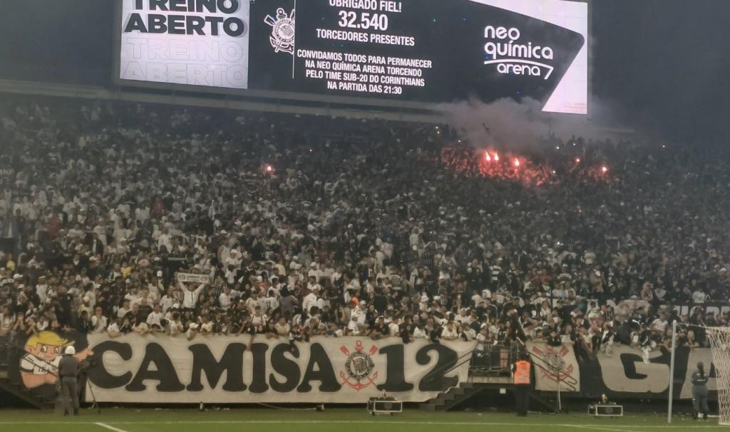 O Corinthians foi a campo ontem já no cair da noite, com show de luzes na entrada do gramado e muitos rojões. (Foto/Ag. Futebol Interior)